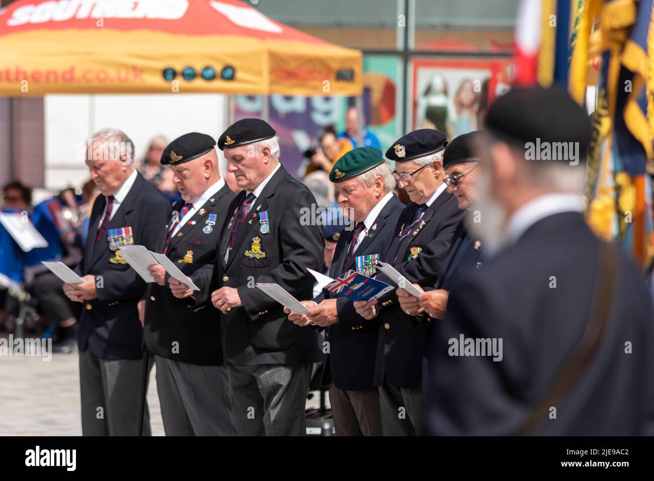 Evento di commemorazione militare della Giornata delle forze armate ad High Street, Southend on Sea, Essex, Regno Unito. I veterani cantano inni Foto Stock