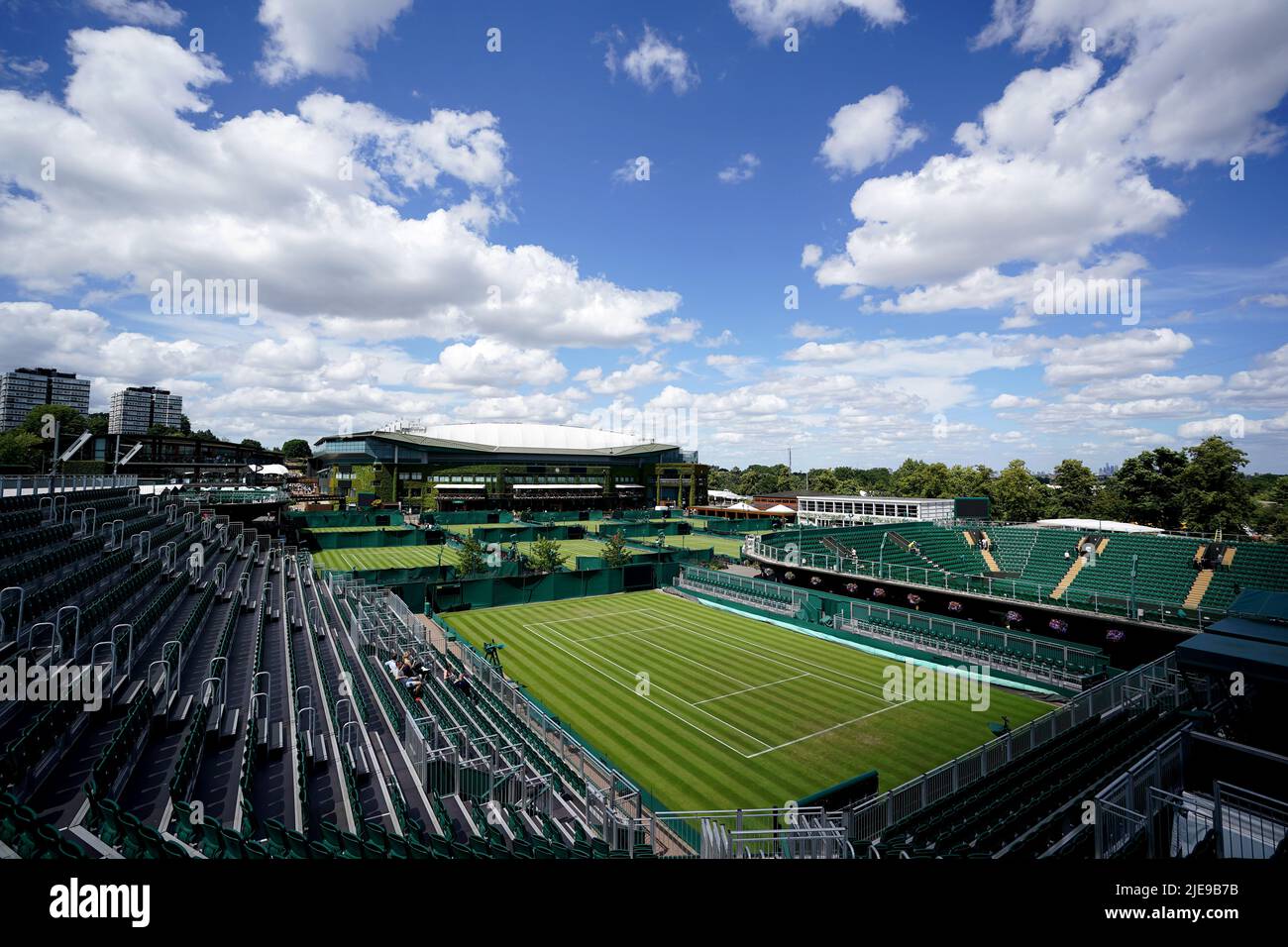 Una vista generale davanti al Campionato di Wimbledon 2022 all'All England Lawn Tennis and Croquet Club, Wimbledon. Data foto: Domenica 26 giugno 2022. Foto Stock