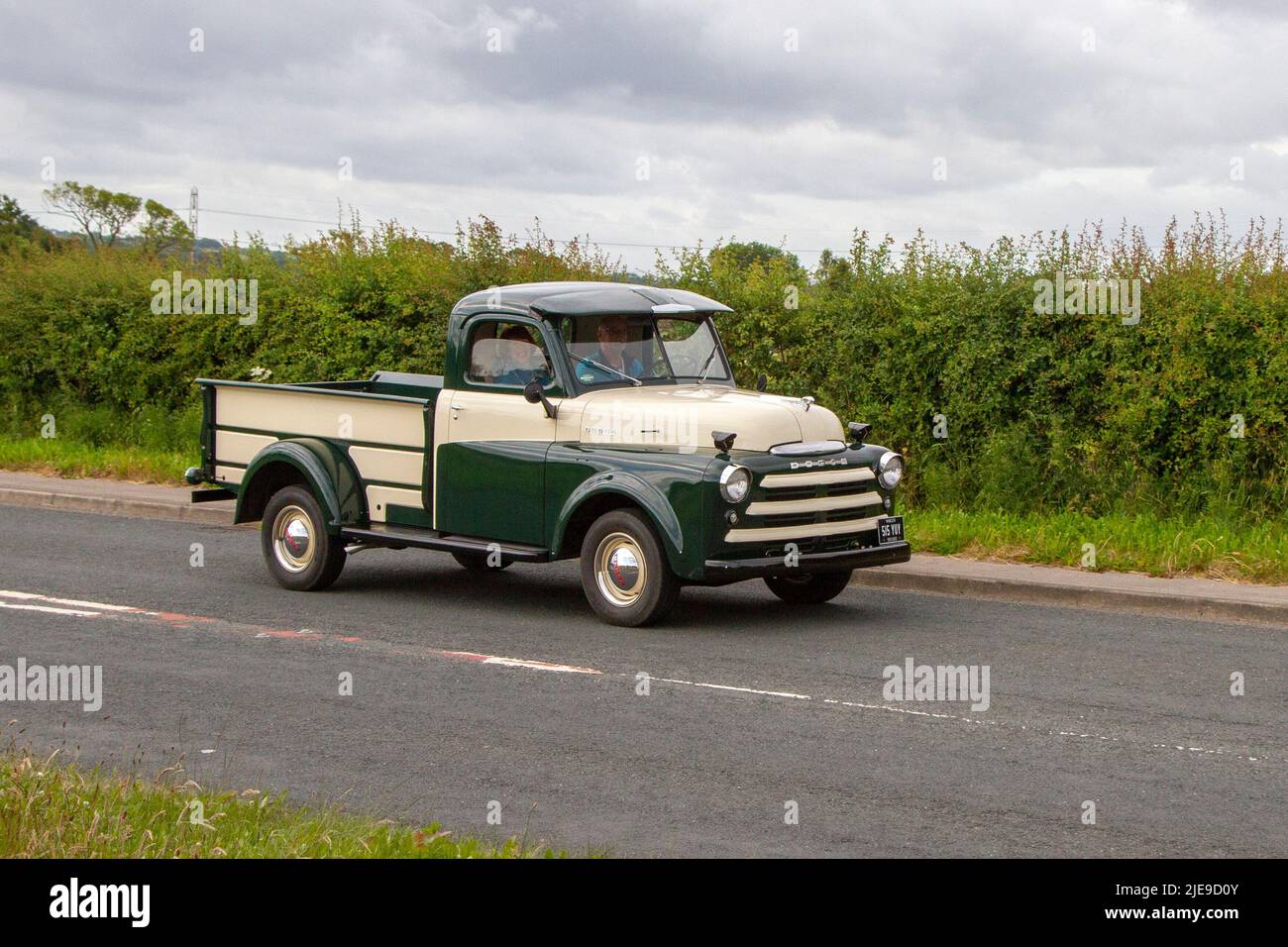 1950 Dodge B-2-C Pick-Up; 50s anni cinquanta American Green Dodge LCV 3500cc benzina restaurata camion; amati, auto classiche, veterano, retrò da collezione, Restaurata, amati vecchi timers, evento del patrimonio, auto d'epoca, automobili storiche lungo il tragitto per Hoghton Tower per la Supercar Summer Showtime auto incontro che è organizzato da Great British Motor Show a Preston, UK, verde creamtrruck, camion, camion, autocarri Foto Stock