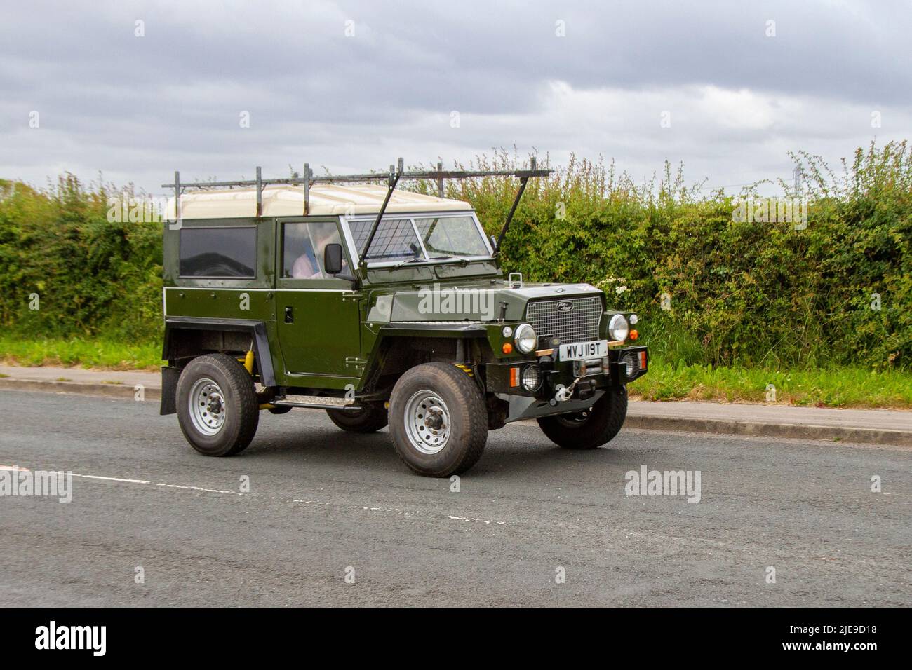 1975 70s anni '70, personalizzata verde avventura Land Rover modificato. SUV 4x4 fuoristrada 2495cc autocarro diesel; vetture classiche, veterane, retrò da collezione, Restaurati, cari vecchi timers, evento del patrimonio, auto d'epoca, automobili storiche lungo il tragitto per Hoghton Tower per la Supercar Summer Showtime auto incontro che è organizzato da Great British Motor Show a Preston, Regno Unito Foto Stock