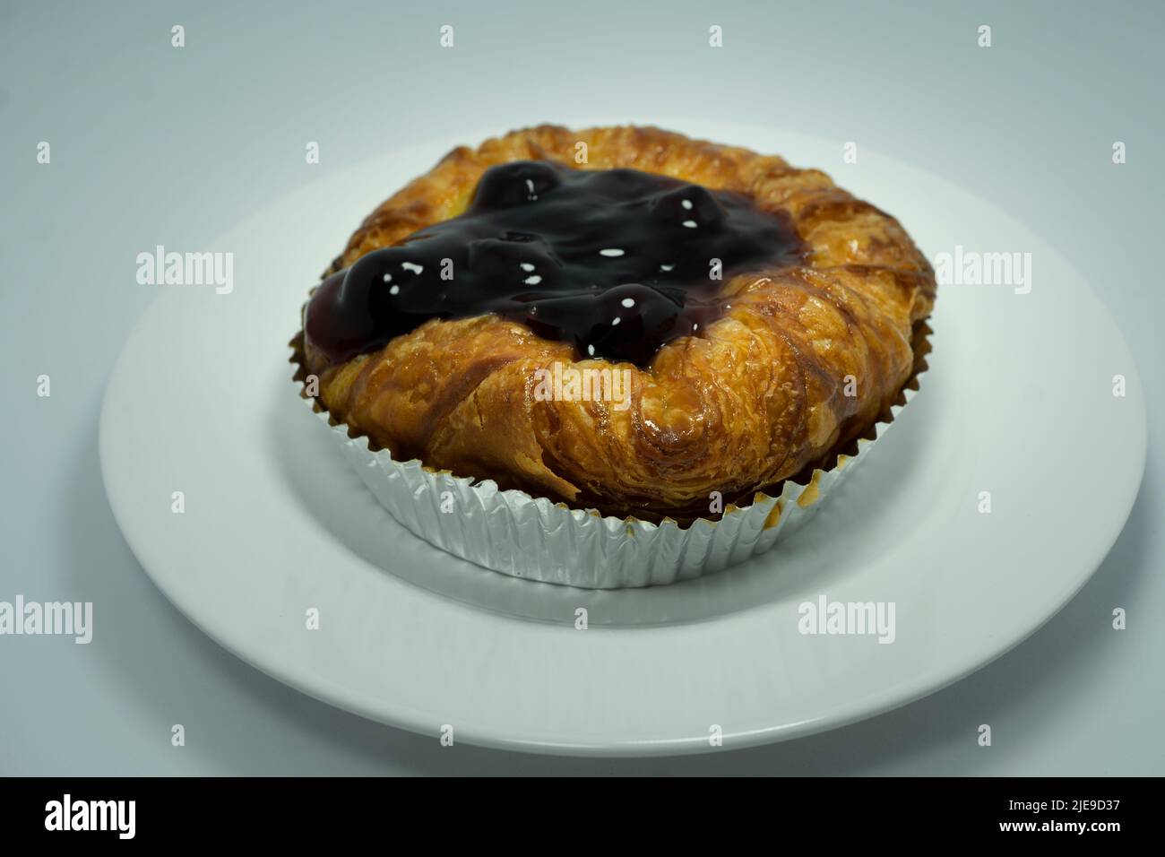 Torta di mirtilli danesi su piatto bianco. Foto Stock