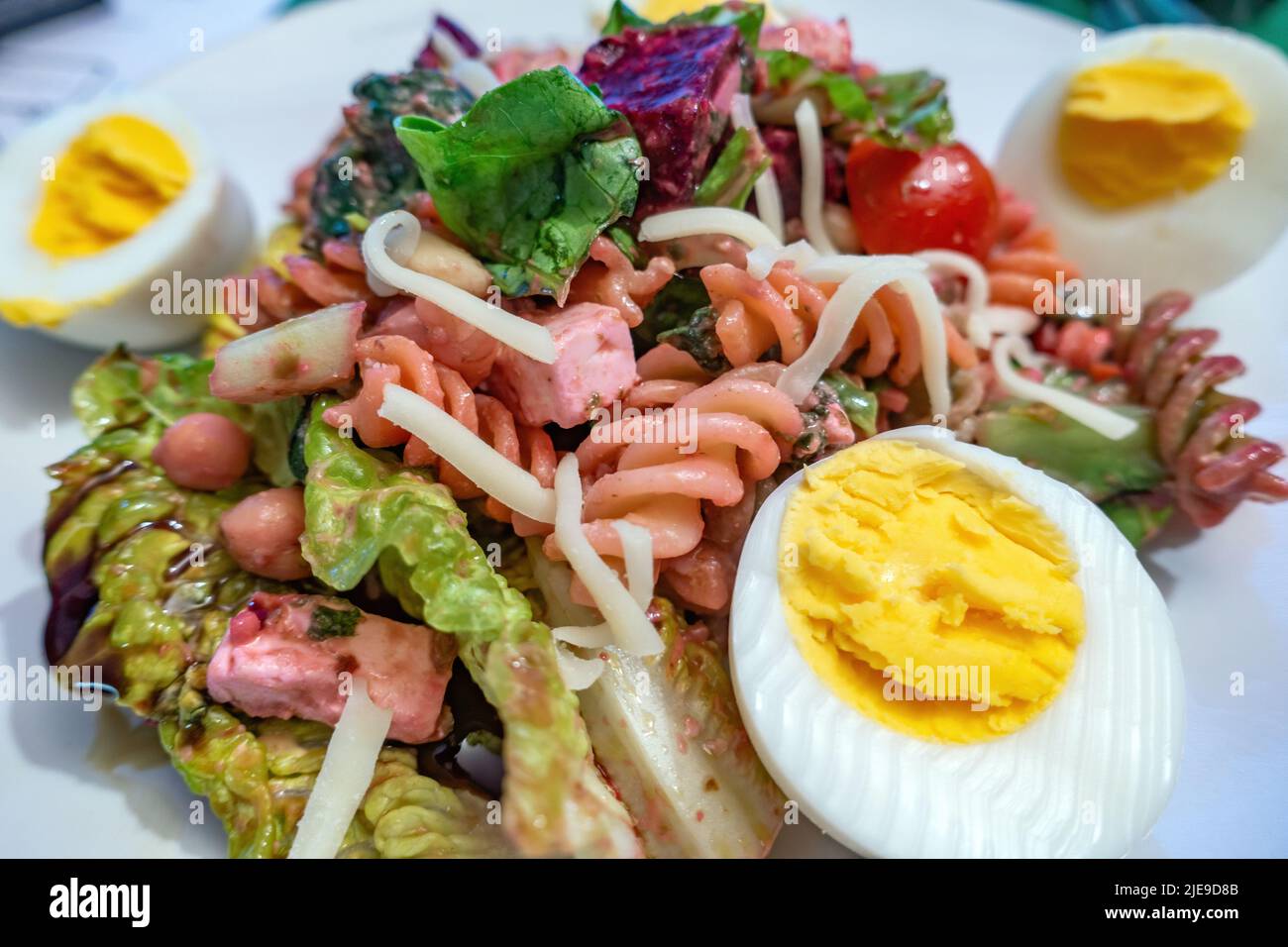 Insalata italiana di pasta Fusilli su un piatto Foto Stock