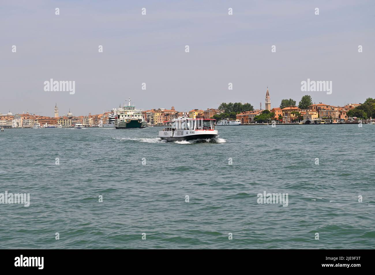 Venezia, Italia. Giugno 17, 2022. Ingresso alla Laguna di Venezia. Taxi d'acqua e traghetto sullo sfondo Foto Stock