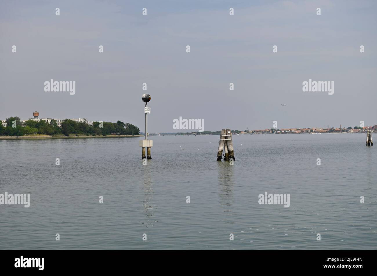 Venezia, Italia. Giugno 17, 2022. Ingresso alla Laguna di Venezia. Nota sui cavi di alimentazione in acqua Foto Stock