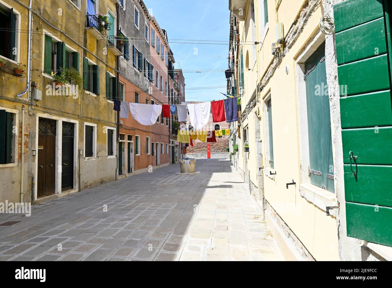 Venezia, Italia. Giugno 17, 2022. La lavanderia si asciuga dall'altra parte di una strada a Venezia Foto Stock