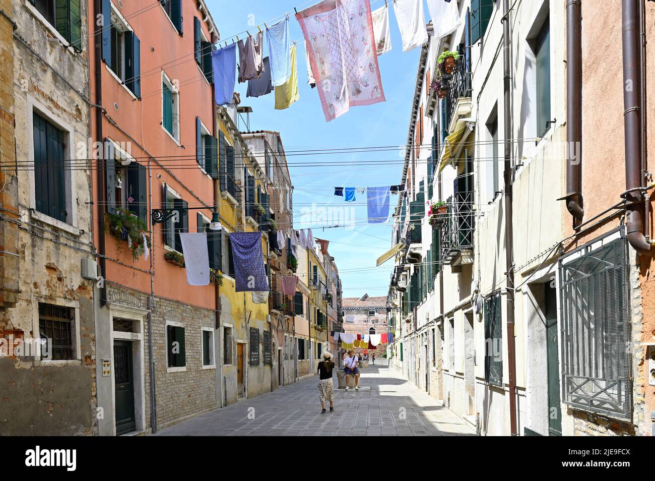 Venezia, Italia. Giugno 17, 2022. La lavanderia si asciuga dall'altra parte di una strada a Venezia Foto Stock