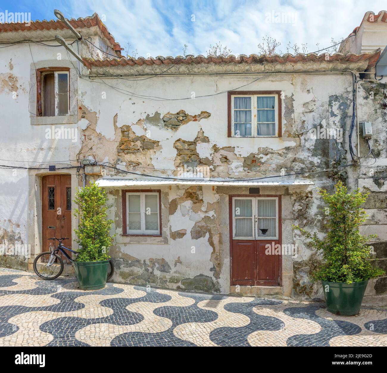 Frammento della facciata della vecchia casa con intonaco incrinato. Cascais, Portogallo Foto Stock