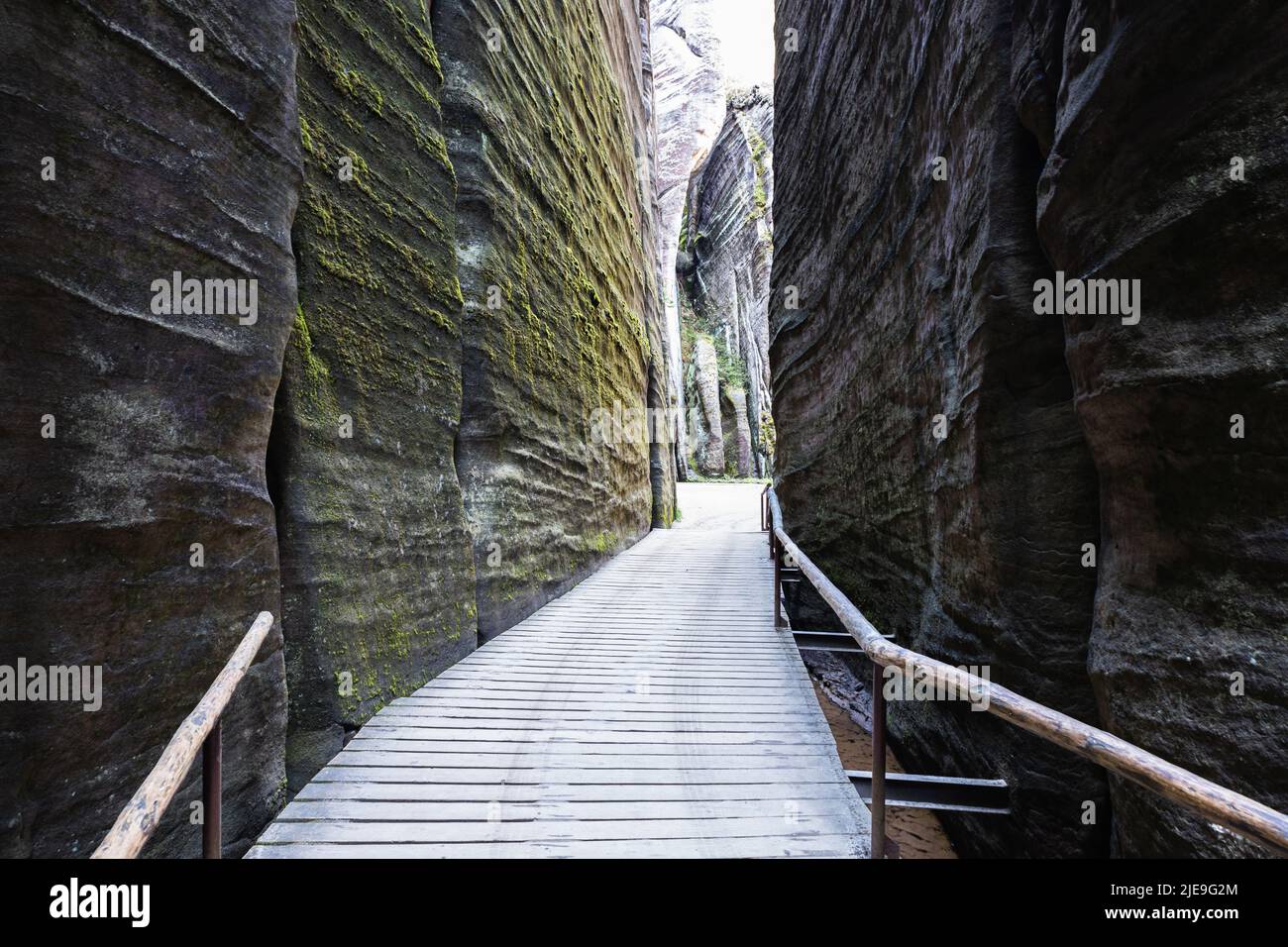 Torri e mura di roccia nella Riserva Naturale delle rocce di Adrspach-Teplice, Repubblica Ceca Foto Stock