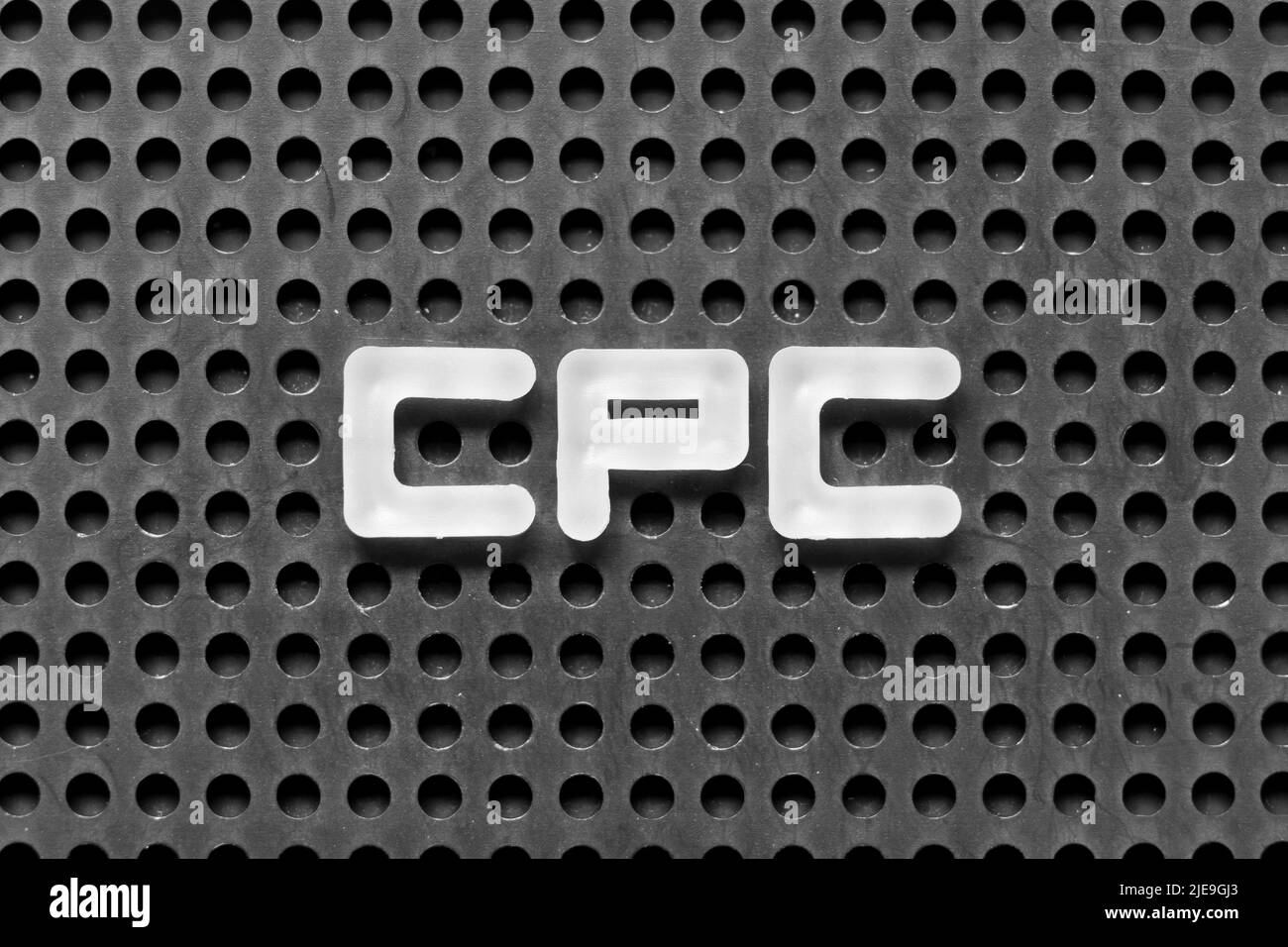 Lettera alfabetica bianca in parola CPC (abbreviazione di costo per clic) su sfondo nero pegboard Foto Stock