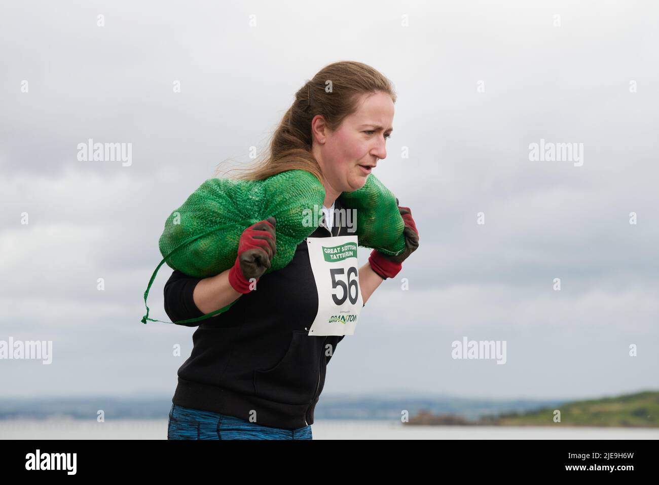 Edimburgo Scozia, Regno Unito giugno 26 2022. Intorno al 300 partecipano al 6th Great Scottish Tattie Run di Silverknowes con concorrenti che completano un percorso di 1 miglia portando 10 Kg nella categoria femminile o 20 Kg di patate nell’evento maschile. Credit sst/alamy live news Foto Stock