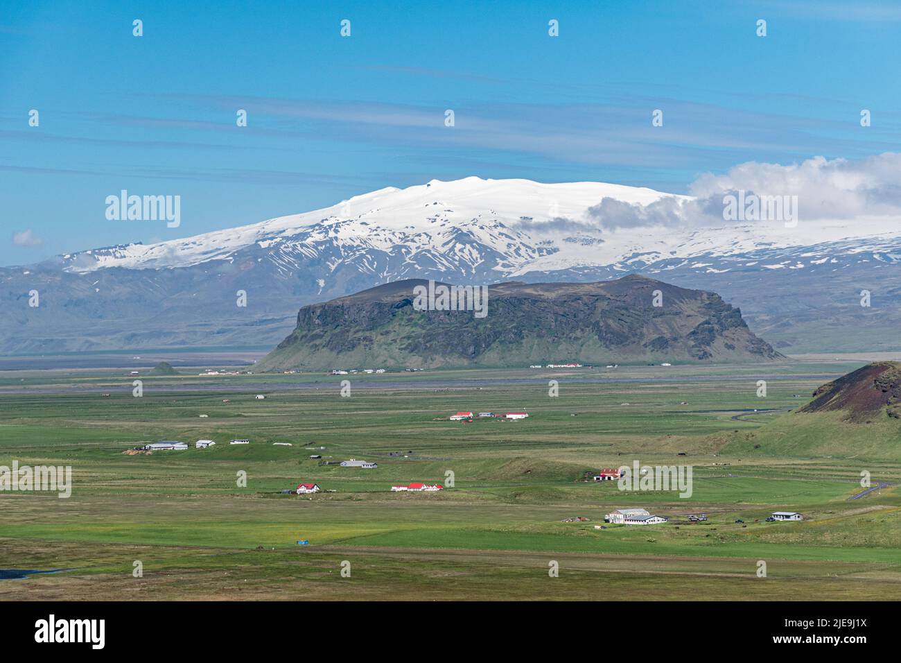 Vista panoramica nel sud dell'Islanda con montagna di tufo Petursey e il vulcano Eyafjiallajokull sullo sfondo Foto Stock