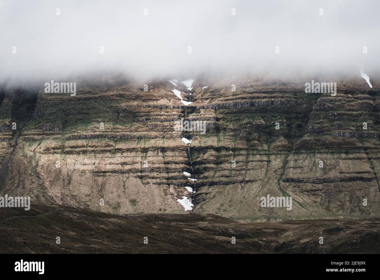 Cascata senza nome sul fianco del monte Myrarhyma, vicino a Grundarfjordur nella penisola di Snaefellsnes nell'Islanda occidentale Foto Stock