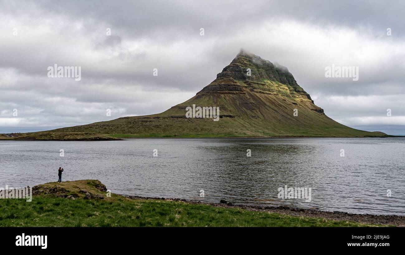 Il monte Kirkjufell è coperto da nuvole nella penisola di Snaefellsnes nell'Islanda occidentale Foto Stock