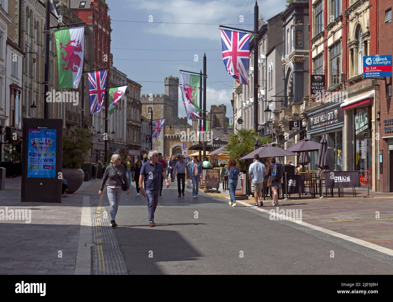 High Street, Cardiff con il Castello di Cardiff sullo sfondo Foto Stock