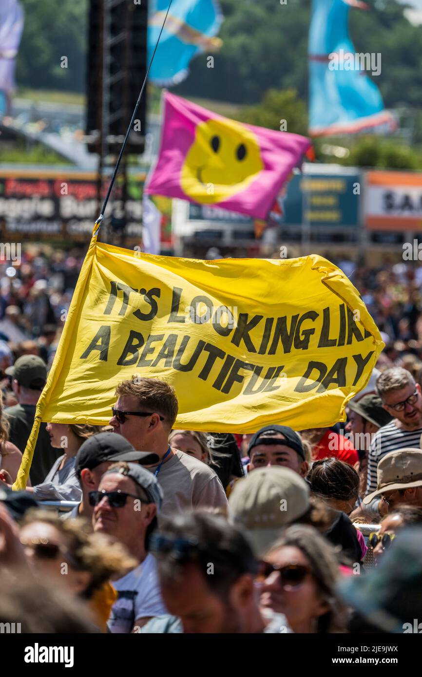 Glastonbury, Regno Unito. 26th giugno 2022. "Sembra una bella giornata" bandiera della folla, mentre Lianne la Havas suona l'altra tappa - il Glastonbury Festival 50th 2022, Worthy Farm. Glastonbury, Credit: Guy Bell/Alamy Live News Foto Stock