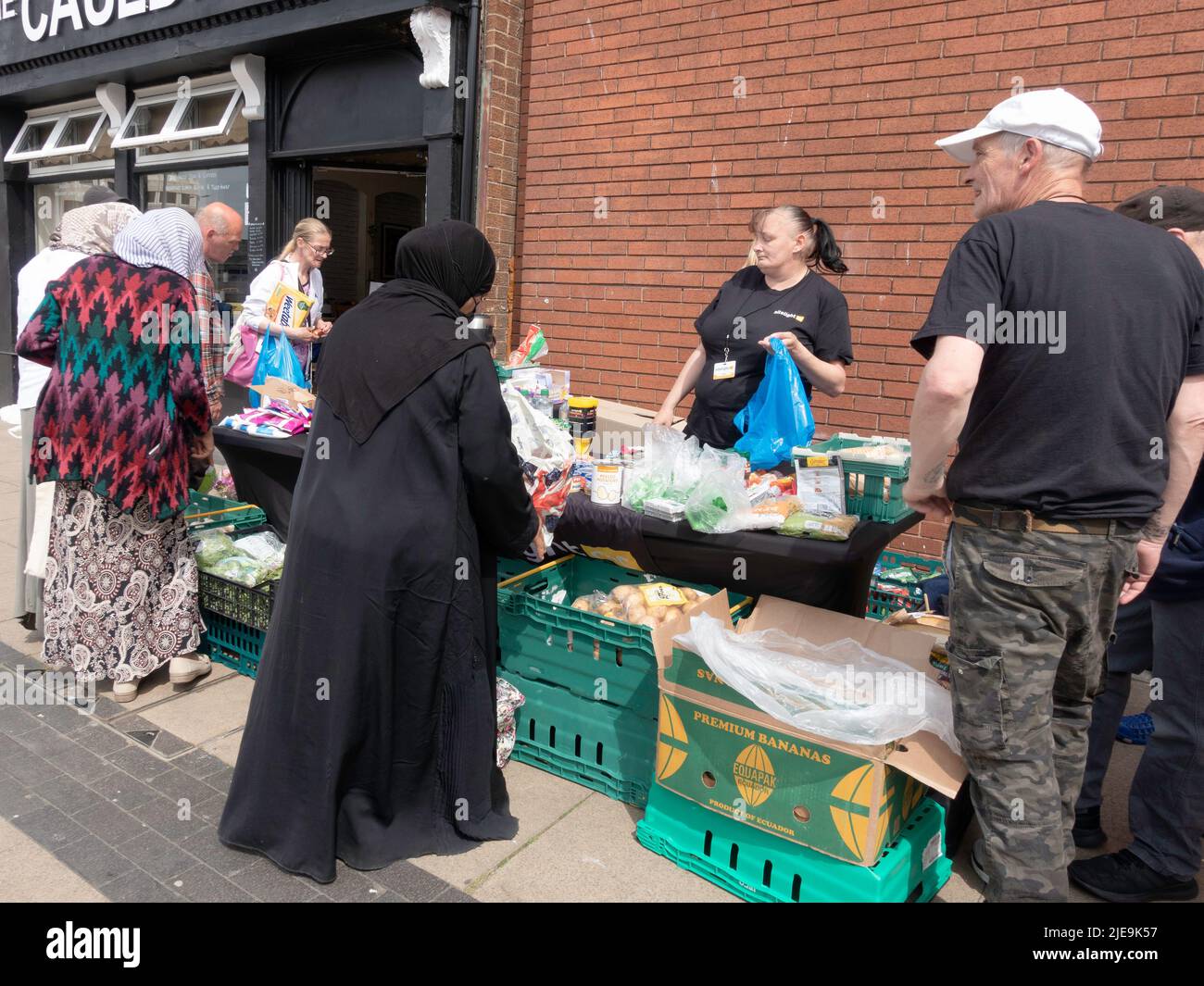 Una bancarella che rilascia cibo gratuito a persone bisognose nel centro di Middlesbrough Town Foto Stock