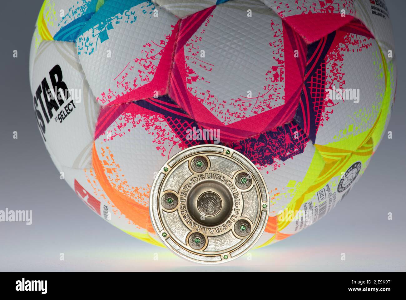 Dulmen, Germania. 23rd giugno, 2022. Primo : 26.06.2022, calcio, calcio: Arte in generale partita palla della stagione 2022/2023 Derbystar ufficiale partita palla per la stagione 2022/23 della Bundesliga 1st e 22/23 2nd Bundesliga 'Bundesliga Brillant APS' studio, backing, background, features, . con trofeo di campionato credito: dpa/Alamy Live News Foto Stock