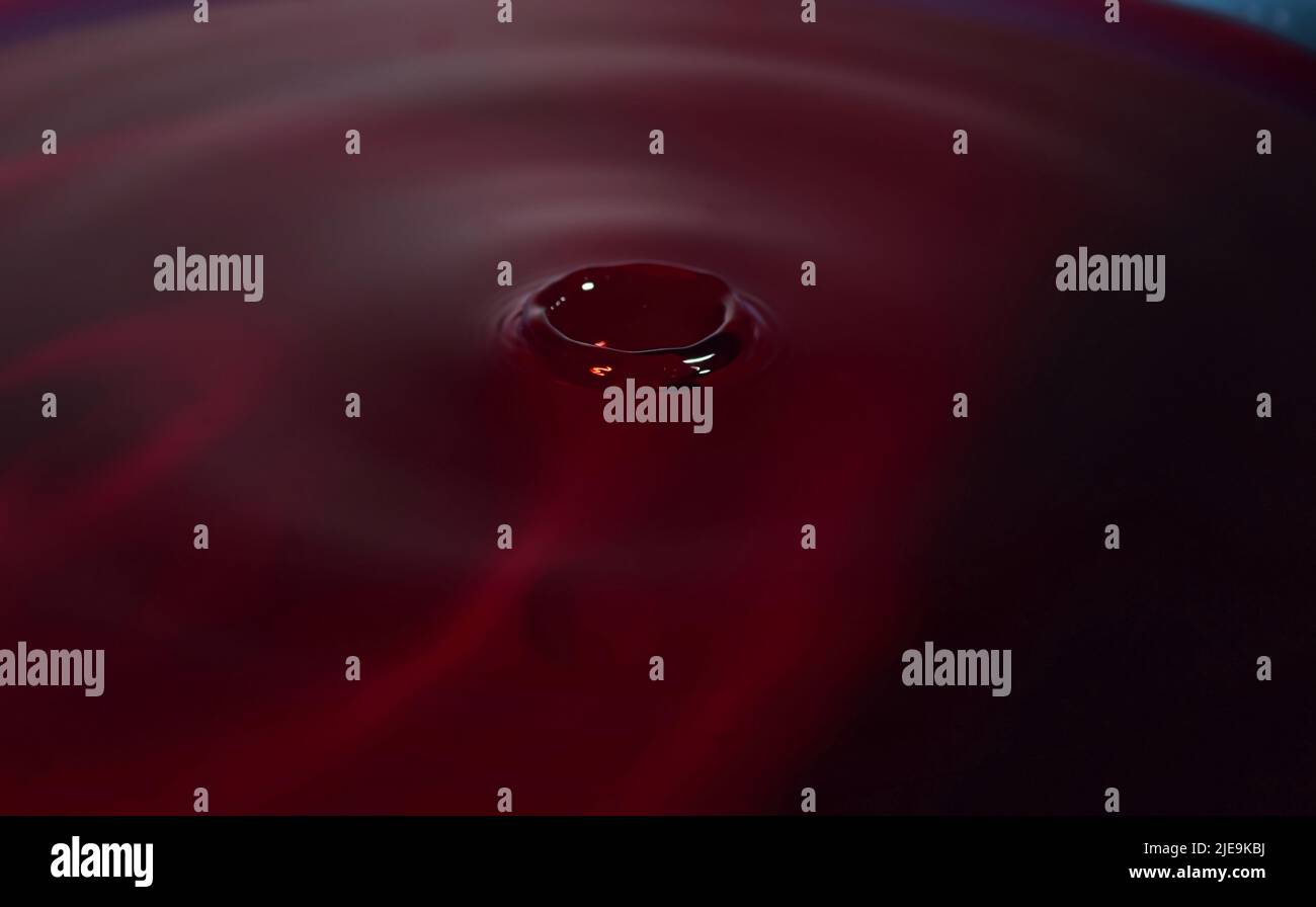 Water drop Fotografia: Acqua rossa, corona formata da acqua goccia. Foto Stock