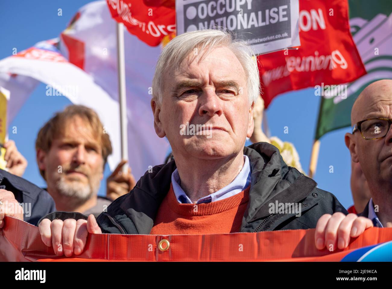 John McDonnell in attesa di banner rosso salvare P&o Jobs dover Foto Stock