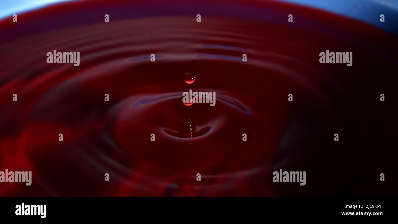 Foto delle gocce d'acqua: Gocce d'acqua rosse Foto Stock