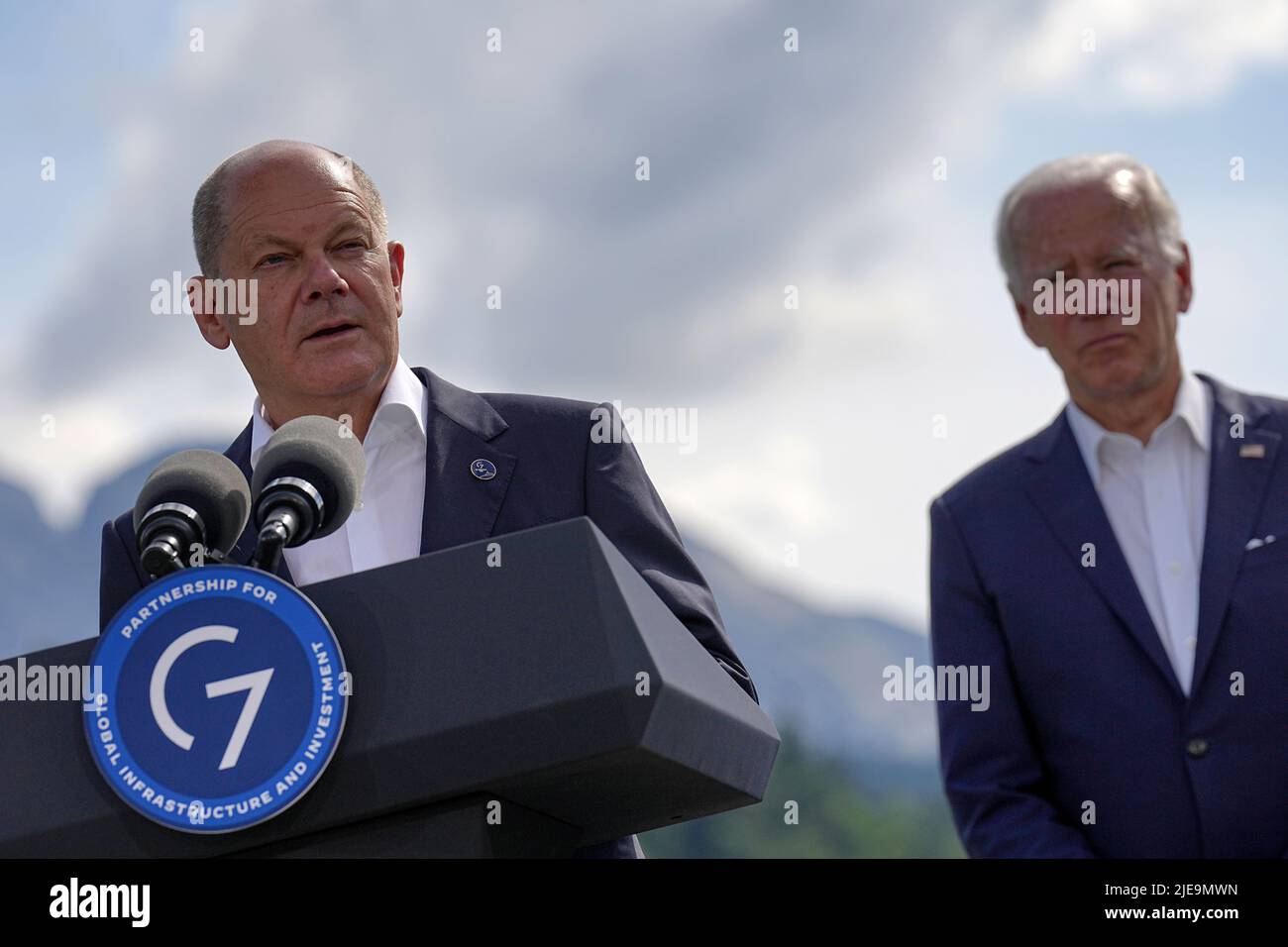 Elmau, Germania. 26th giugno 2022. Il cancelliere tedesco OLAF Scholz (SPD) interviene nel corso di una dichiarazione stampa sui partenariati per le infrastrutture e gli investimenti globali, con Joe Biden (r), presidente degli Stati Uniti, accanto a lui. La Germania ospita il vertice delle democrazie economicamente forti del G7 dal 26 al 28 giugno 2022 a Schloss Elmau. Il primo giorno del vertice si discuterà della situazione economica mondiale, della protezione del clima e della politica estera e di sicurezza con le sanzioni contro la Russia. Credit: Michael Kappeler/dpa/Alamy Live News Foto Stock