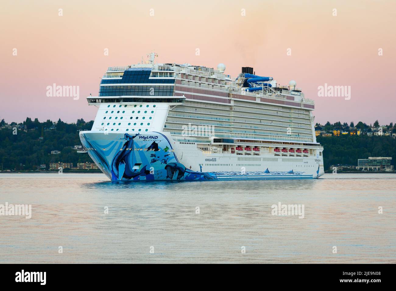 Seattle - 25 giugno 2022; NCL nave da crociera Norwegian Bliss si avvicina al lungomare di Seattle all'alba dopo la crociera in Alaska Foto Stock