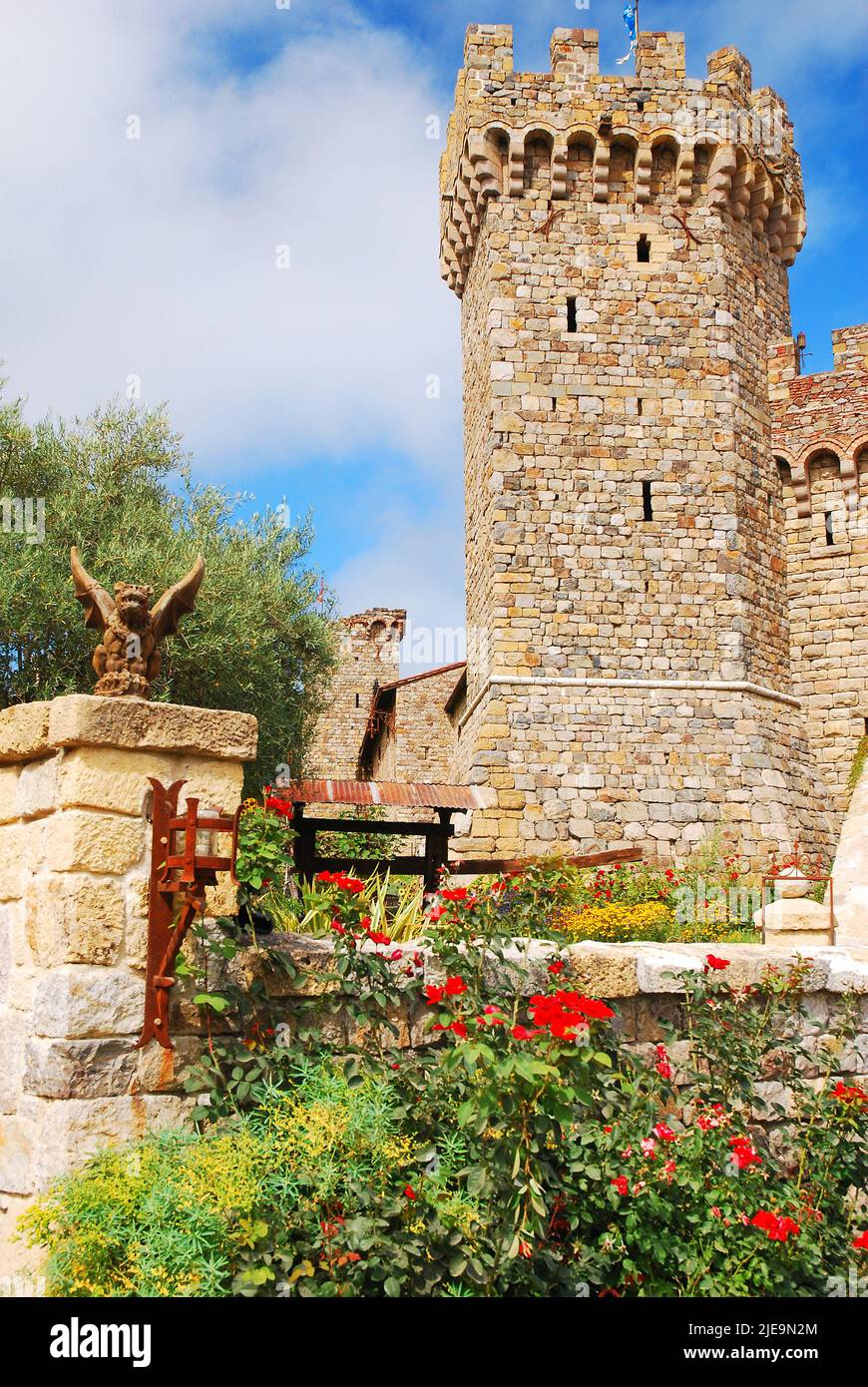 I fiori crescono all'ingresso di un castello medievale ricreato in una cantina e vigneto nella Napa Valley, California Foto Stock
