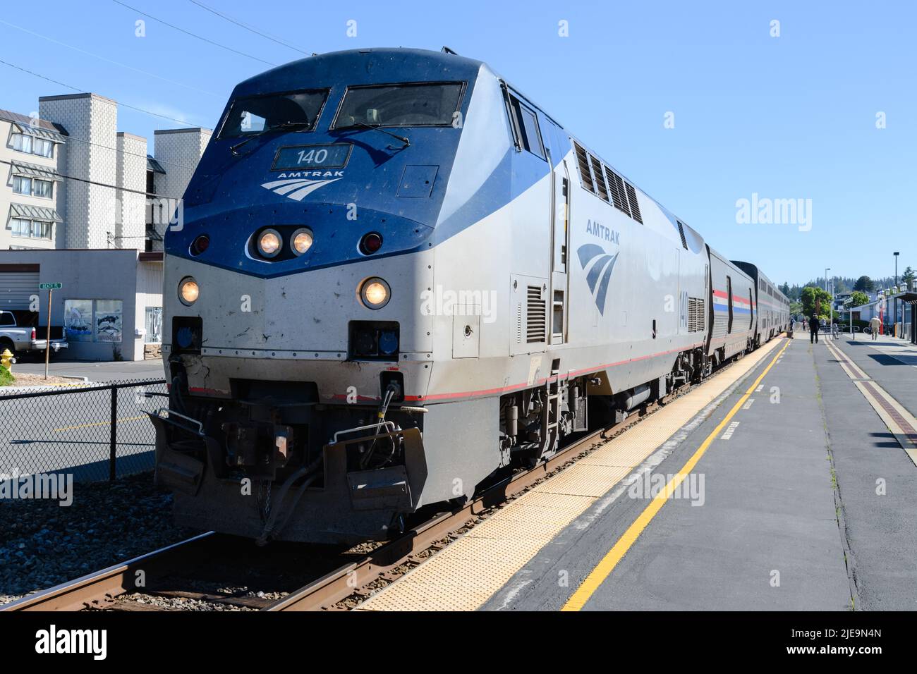 Edmonds, WA, USA - 24 giugno 2022; Amtrak Empire builder si avvicina alla fine del lungo viaggio da Chicago con una tappa finale a Edmonds Foto Stock