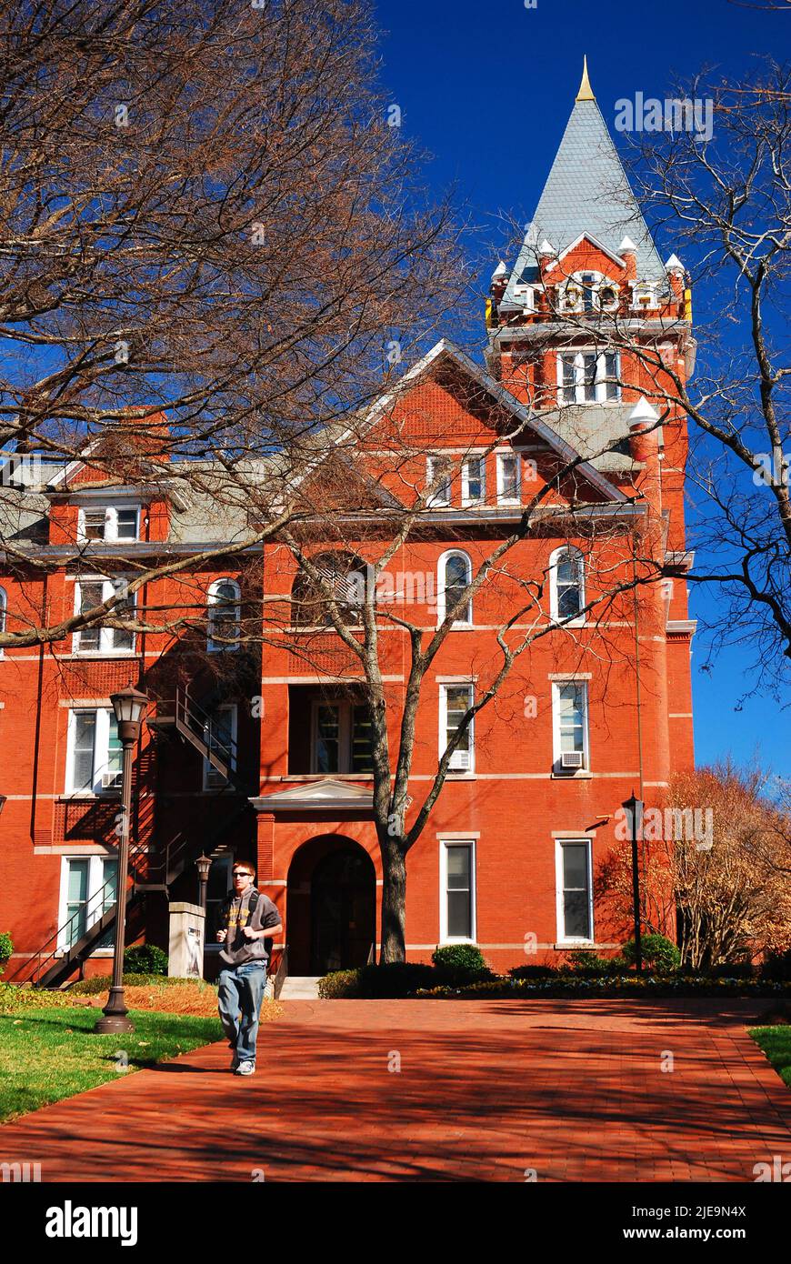 Uno studente cammina di fronte allo storico Evans Administration Building nel campus della Georgia Tech Foto Stock