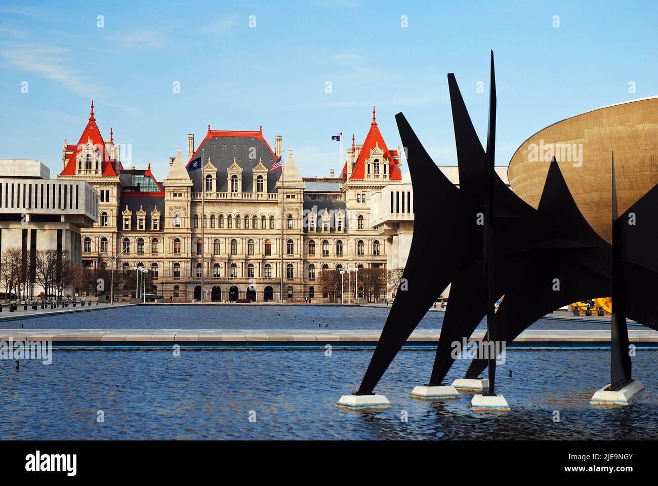 Una statua di Alexander Calder si trova in Empire Plaza, il nuovo Campidoglio dello Stato di New York ad Albany Foto Stock