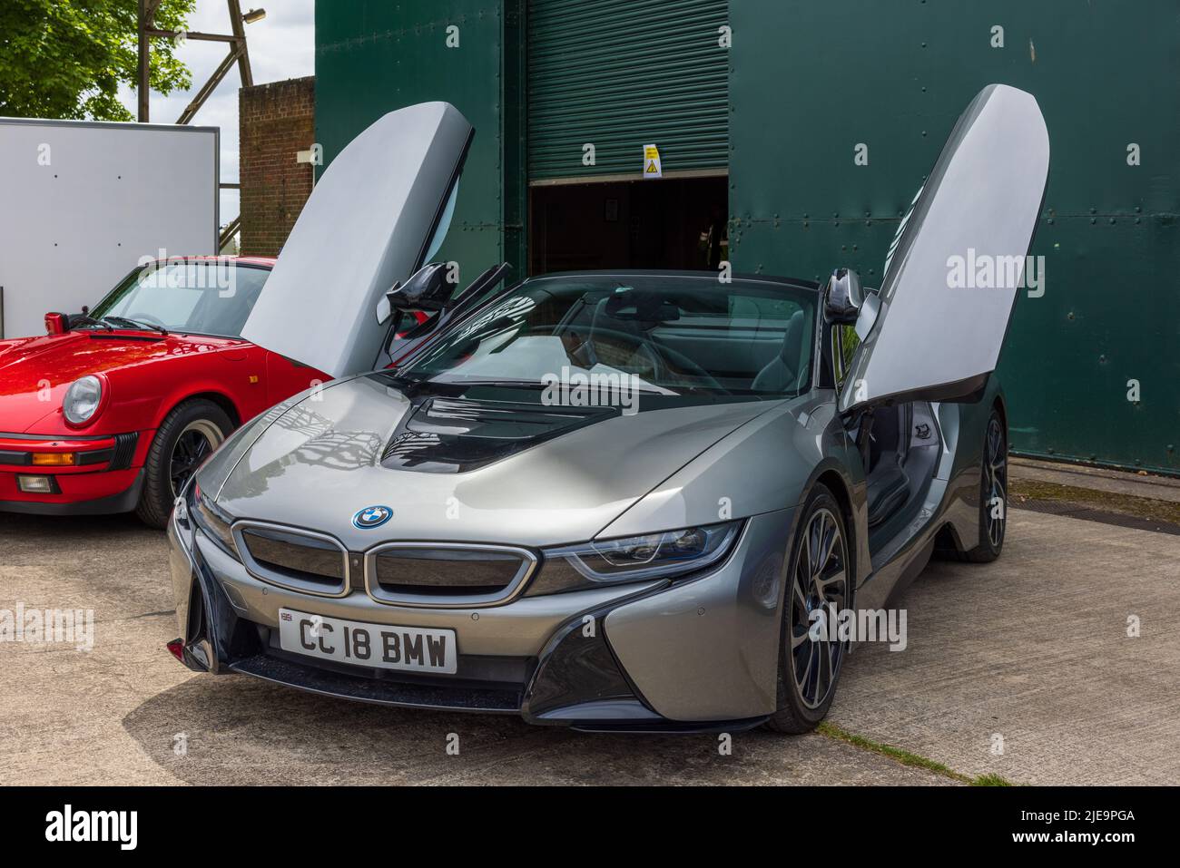 BMW i8 ‘CC 18 BMW’, veicolo sportivo ibrido plug-in in mostra allo Scramble di giugno che si è tenuto presso il Bicester Heritage Centre il 19th giugno 2022 Foto Stock