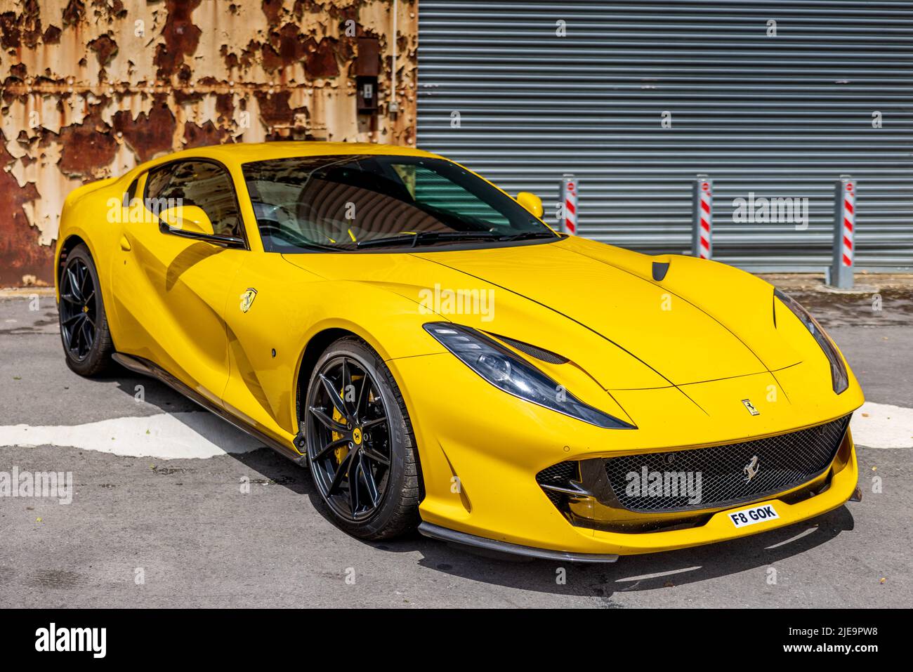 Ferrari 812 Superfast ‘F8 GOK’ in mostra al Bicester Scramble il 19th giugno 2022 Foto Stock