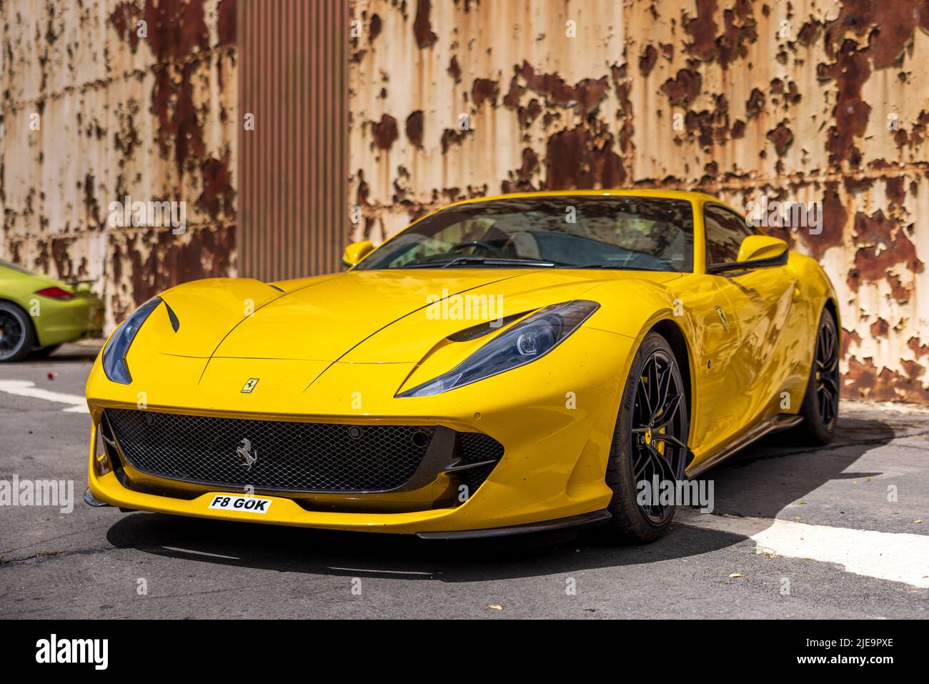 Ferrari 812 Superfast ‘F8 GOK’ in mostra al Bicester Scramble il 19th giugno 2022 Foto Stock