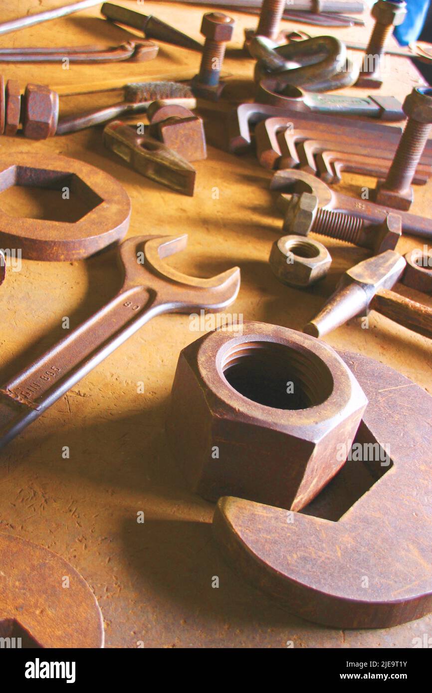 Strumenti metallici utilizzati per costruire oggetti, distribuiti su una superficie di supporto Foto Stock