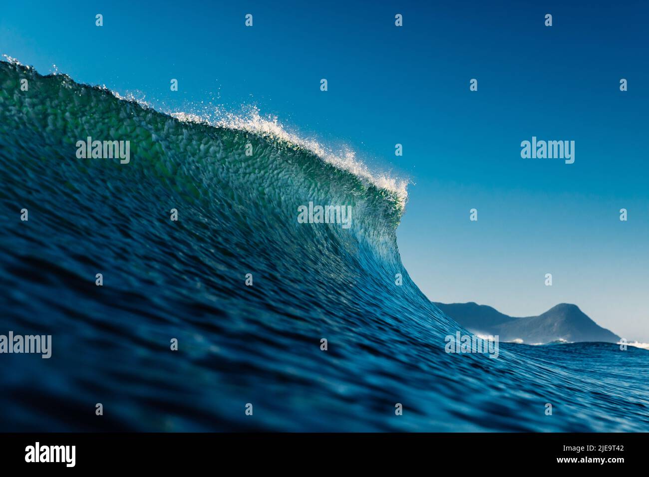 Picco dell'onda nell'oceano. Onde perfette che si infrangono, ideali per il surf Foto Stock
