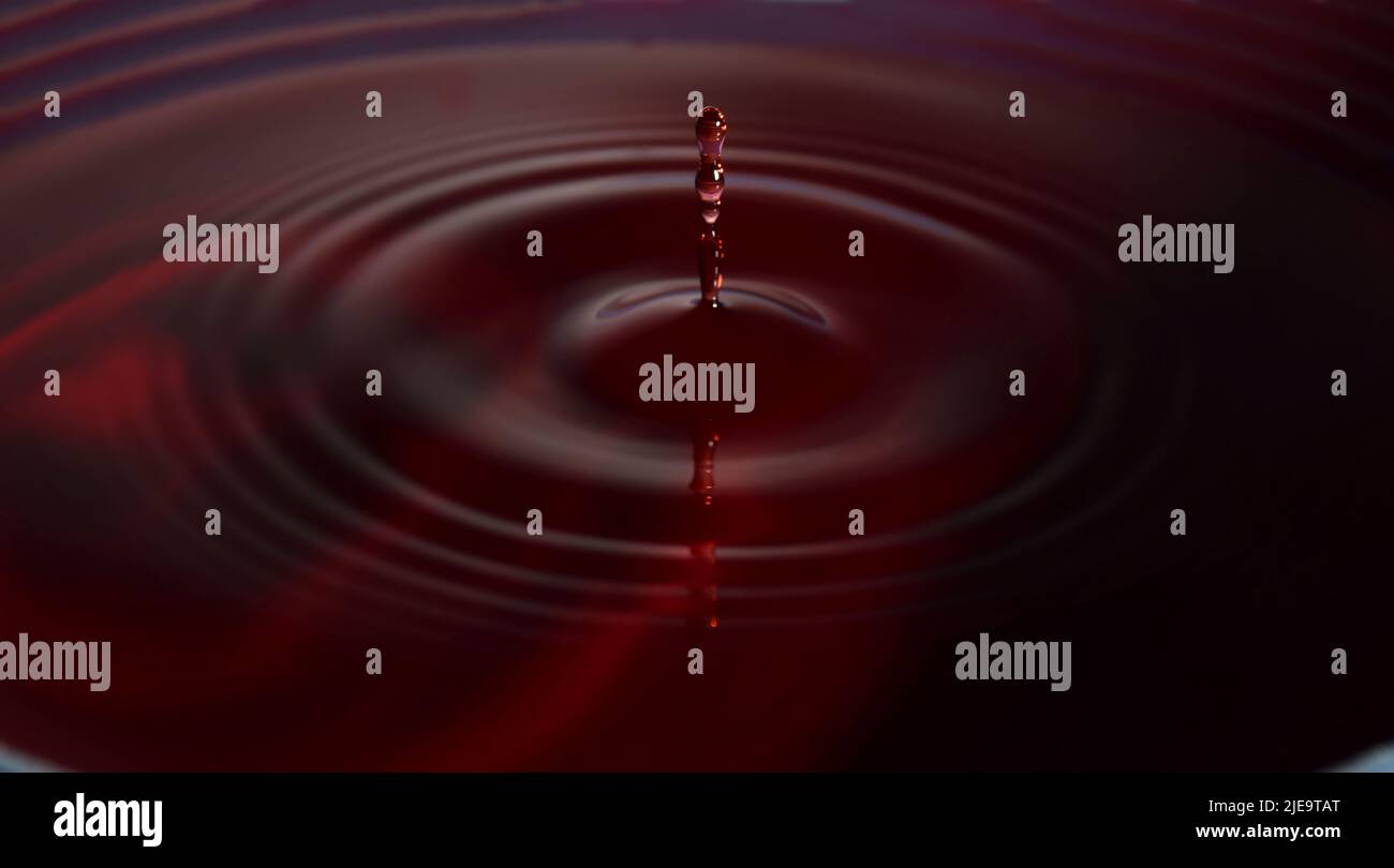 Foto gocce d'acqua: Gocce d'acqua rossa con guglia. Foto Stock