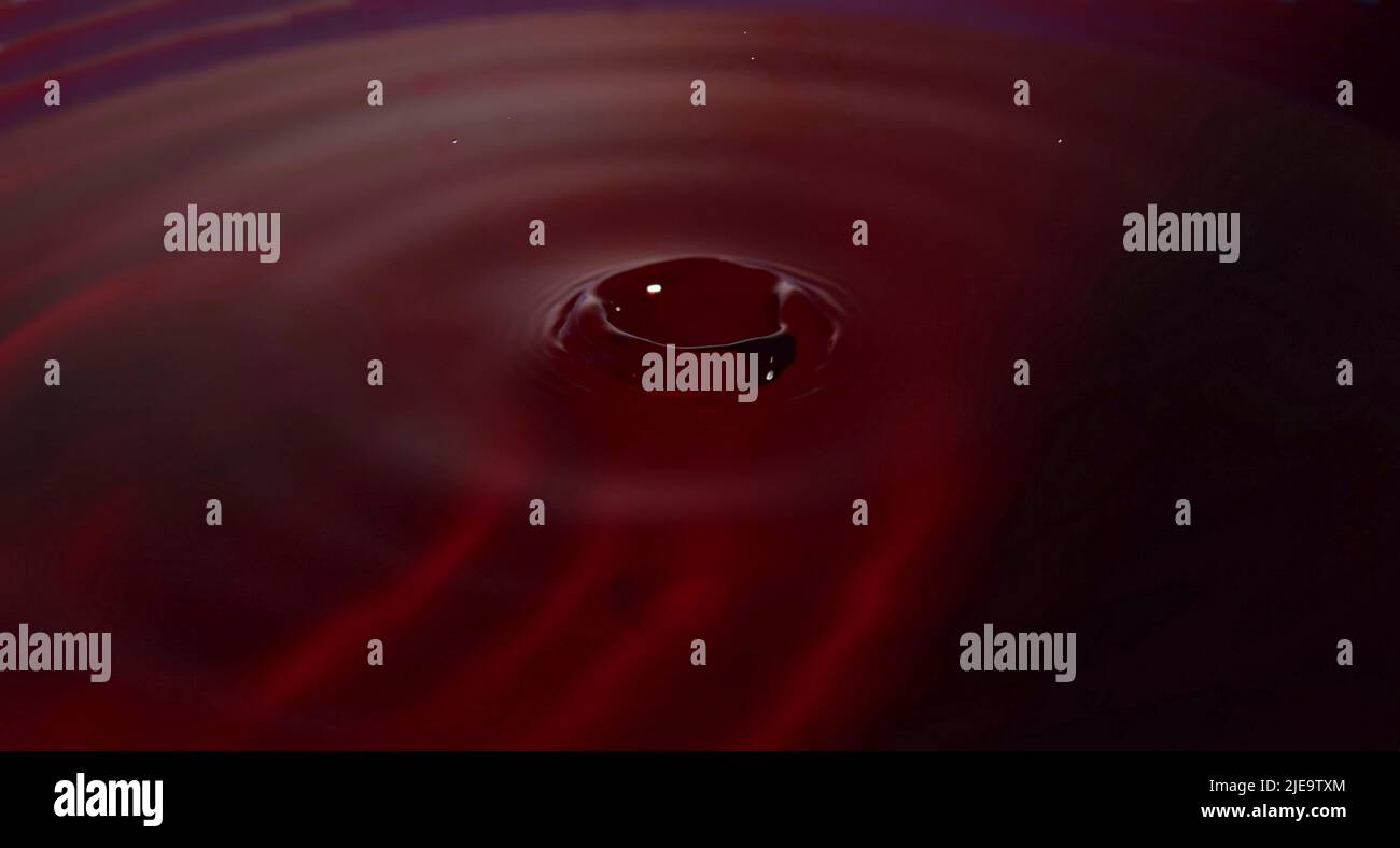 Water drop Fotografia: Acqua rossa, corona formata da acqua goccia. Foto Stock
