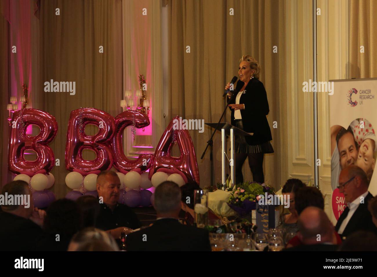 Dr Tessa Hartmann CBE at Business Beats Cancer Ayrshire - BBCA Inaugral fondo di raccolta palla a Turnberry Hotel, Ayrshire, Scozia, Regno Unito. Parlando della sua carriera e del modo in cui ha affrontato una diagnosi di cancro Foto Stock