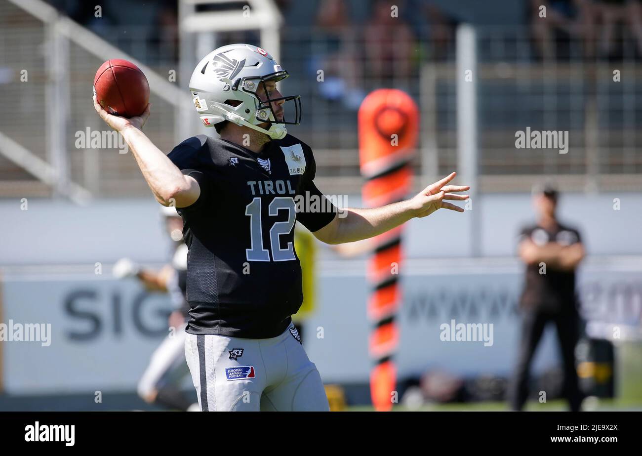 Waldau, Germania. 26th giugno 2022. Tirol Raiders QB #12 Sean Shelton passa il calcio durante una partita della European League of Football tra la Stuttgart Surge e i Tirol Raiders al Gazi Stadium di Waldau, Germania. Justin Cooper/CSM/Alamy Live News Foto Stock