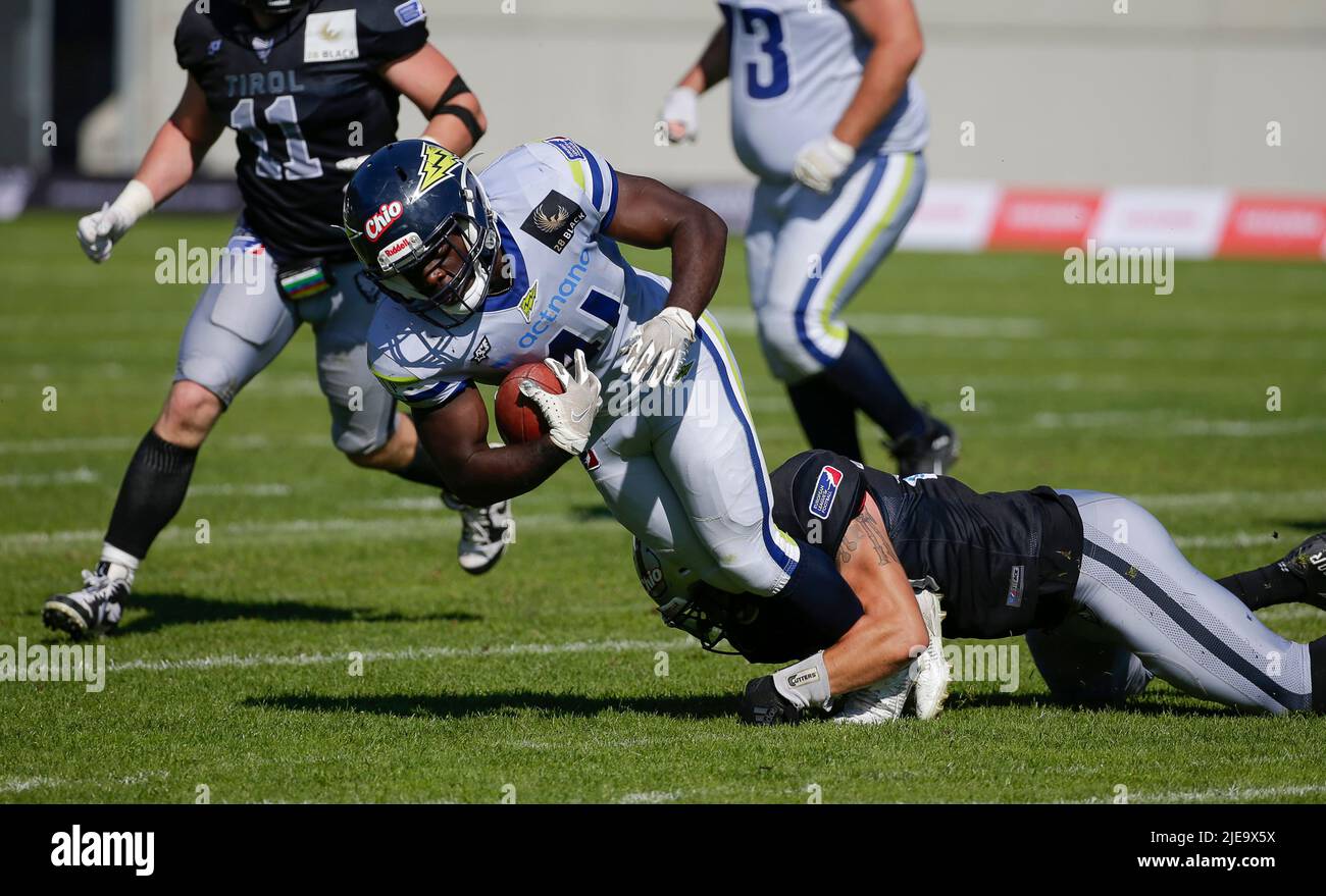 Waldau, Germania. 26th giugno 2022. Stuttgart Surge RB #41 Bryan Yankson è catturato dalle caviglie durante una partita della Lega europea di calcio tra la Stuttgart Surge e i Tirol Raiders allo stadio Gazi di Waldau, Germania. Justin Cooper/CSM/Alamy Live News Foto Stock