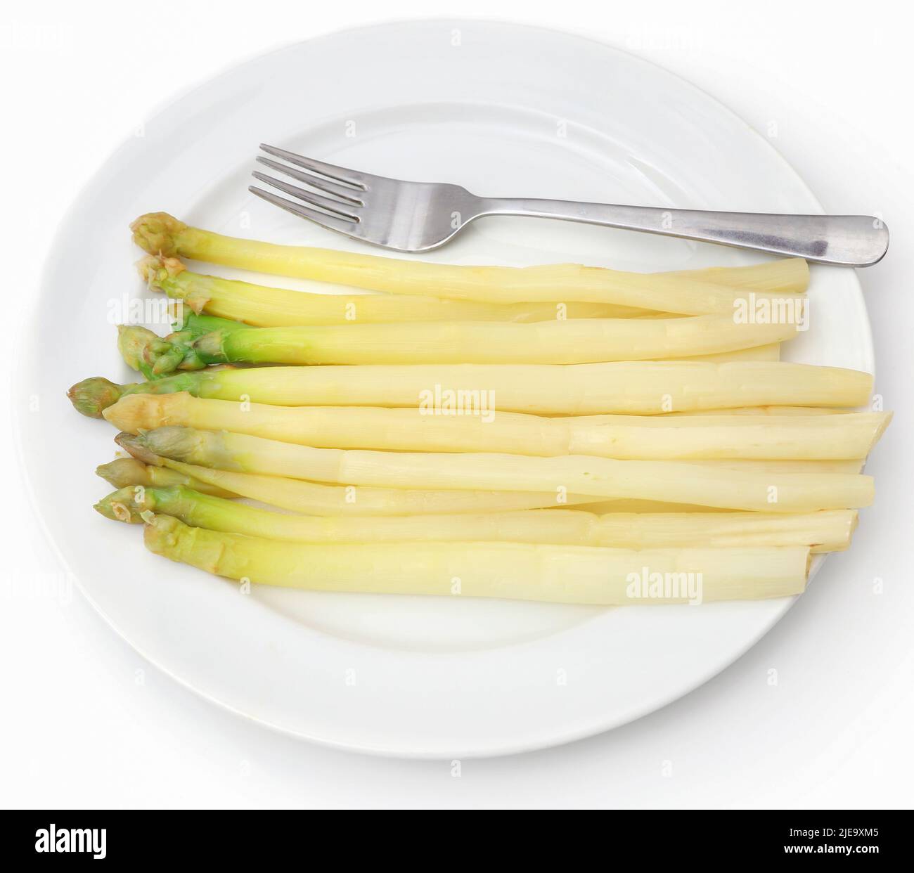 Asparagi bianchi tedeschi in un piatto su sfondo bianco Foto Stock