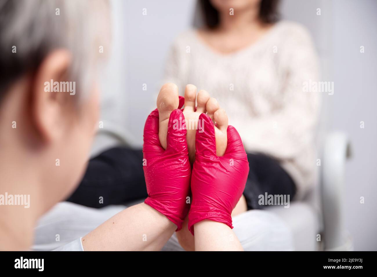 Trattamento del piede nel centro benessere. Paziente in procedura medica di pedicure Foto Stock