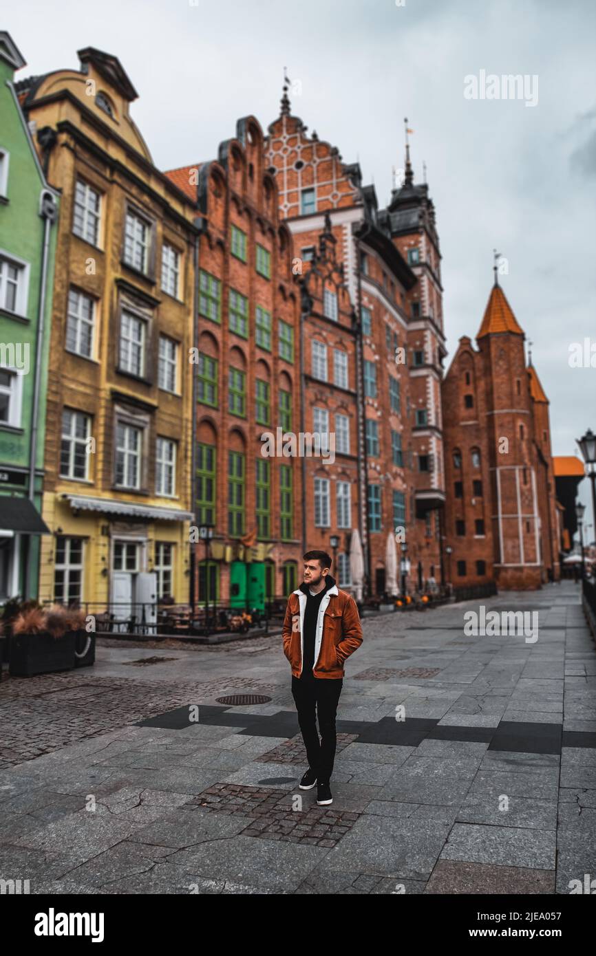 Candid girato al lungomare della città vecchia di Danzica, Polonia. Foto Stock