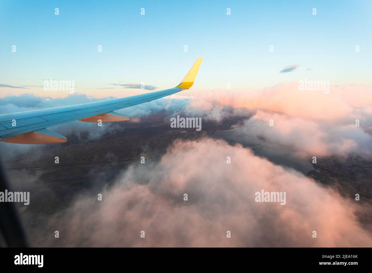 Tramonto mozzafiato dalla finestra dell'aereo durante il volo. Foto Stock