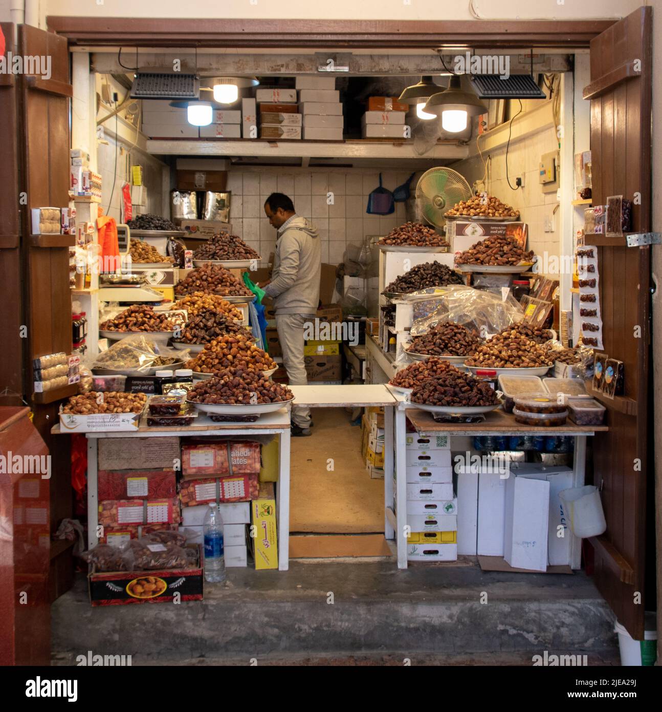 Un mercato di data secca situato nel Souq al Mubarakeya, un mercato storico che predica la scoperta del petrolio a Ku Foto Stock