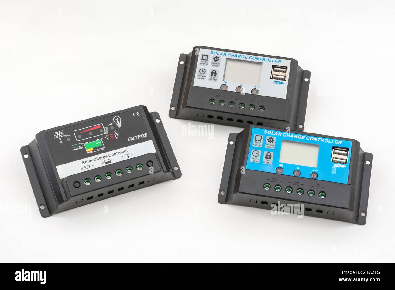 Scatti ravvicinati di tre controller di energia solare utilizzati nella carica solare. Questi modelli sono dotati di modulazione PWM / ampiezza impulso rispetto a MPPT. Foto Stock