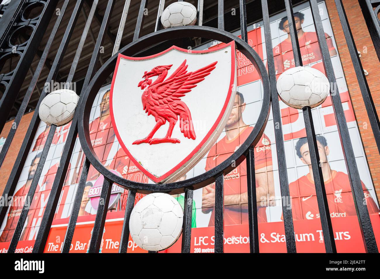 Un vecchio distintivo del Liverpool Football Club in rosso e bianco raffigurato sul Paisley Gates Outside Anfield Stadium a Liverpool nel giugno 2022. Foto Stock