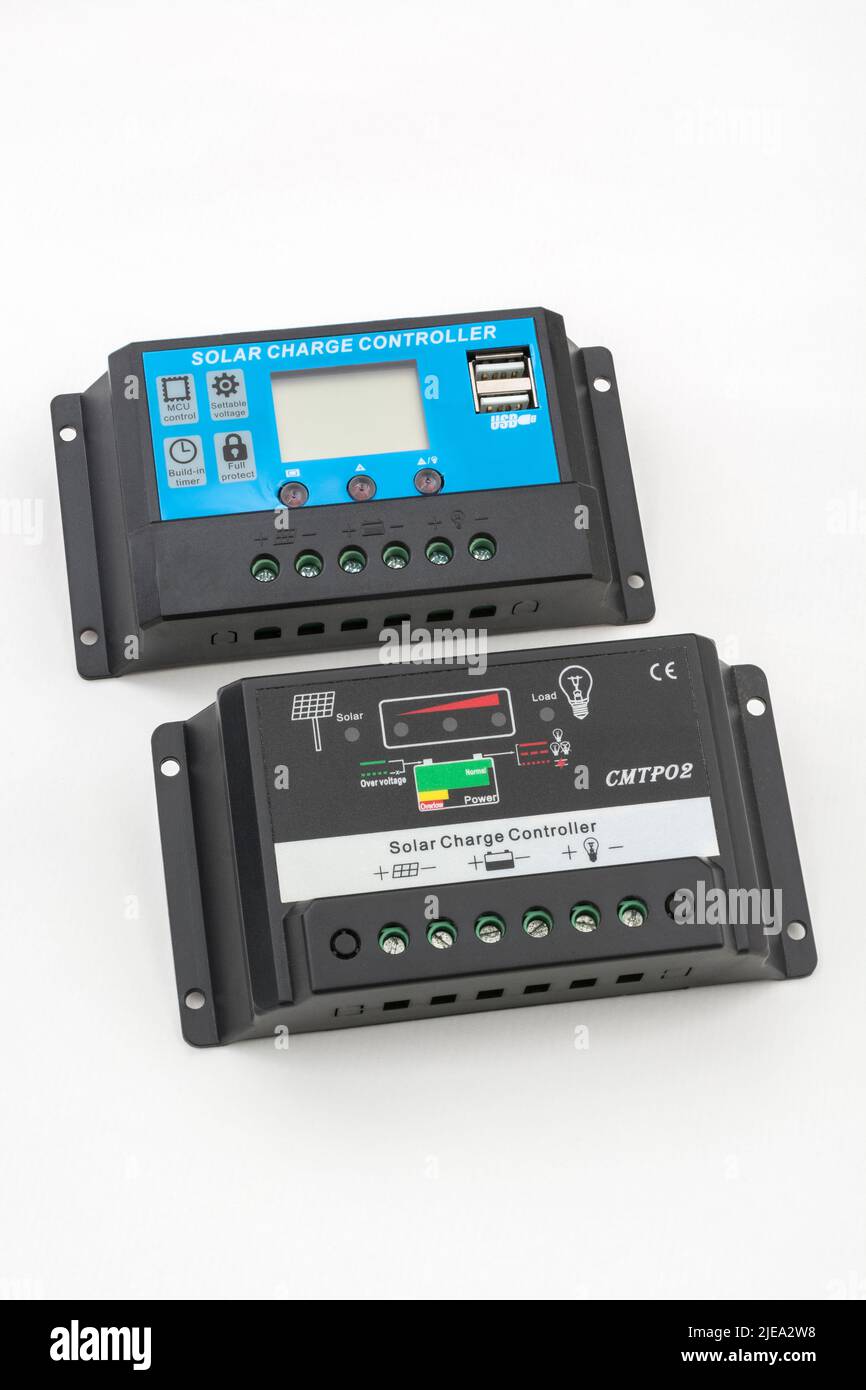 Scatti ravvicinati di due controller di energia solare utilizzati nella carica solare. Questi modelli sono dotati di modulazione PWM / ampiezza impulso rispetto a MPPT. Caricabatterie USB Foto Stock