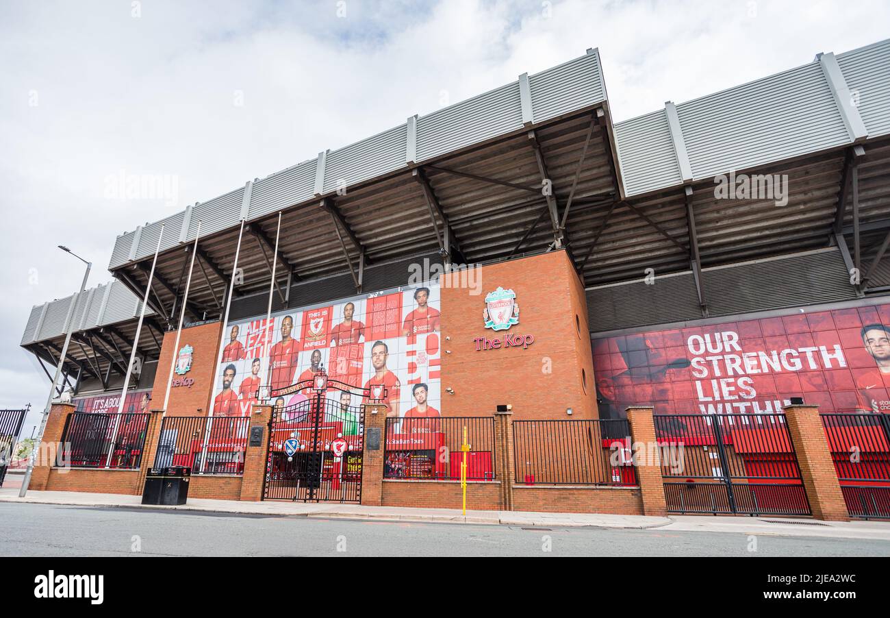 Lo stand Kop allo stadio Anfield di Liverpool è stato raffigurato dall'altro lato di Walton Breck Road nel giugno 2022. Foto Stock