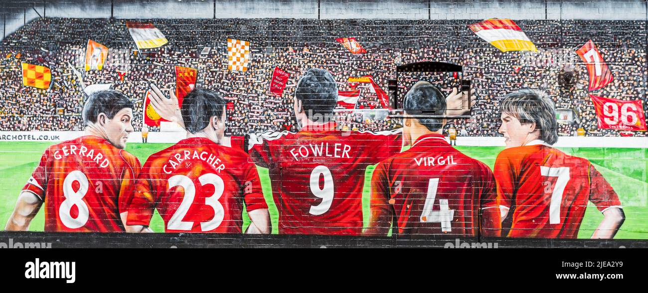 Un murale del Liverpool FC dipinto nel giugno 2022 fuori da una casa ad Anfield che mostra le leggende passate e presenti della squadra di calcio. Da sinistra a destra Stev Foto Stock